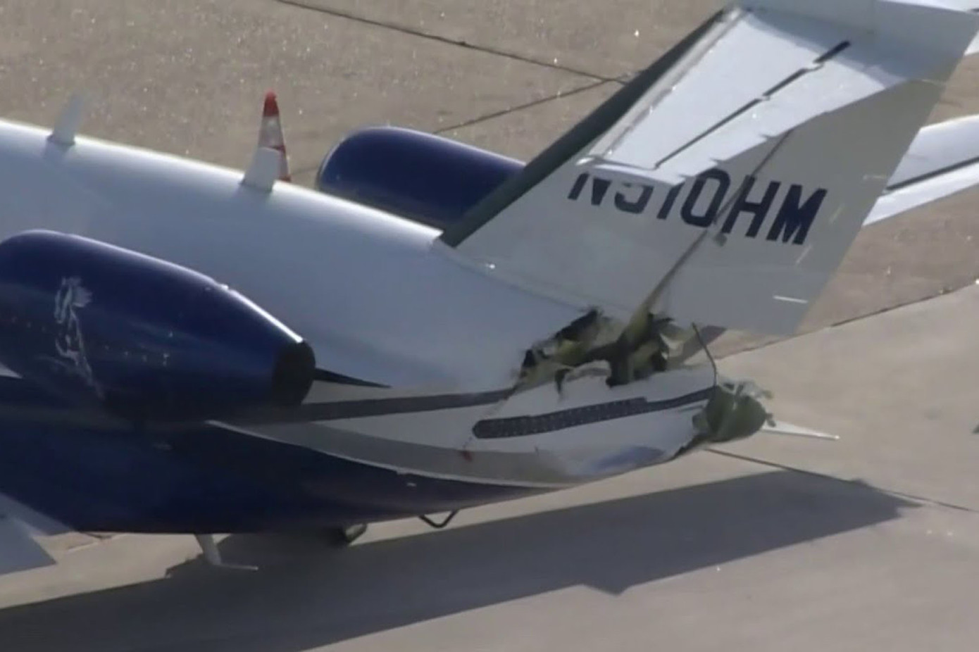 Cả hai chiếc máy bay đều bị hỏng nặng. Cả hai chiếc máy bay đều bị hỏng nặng.