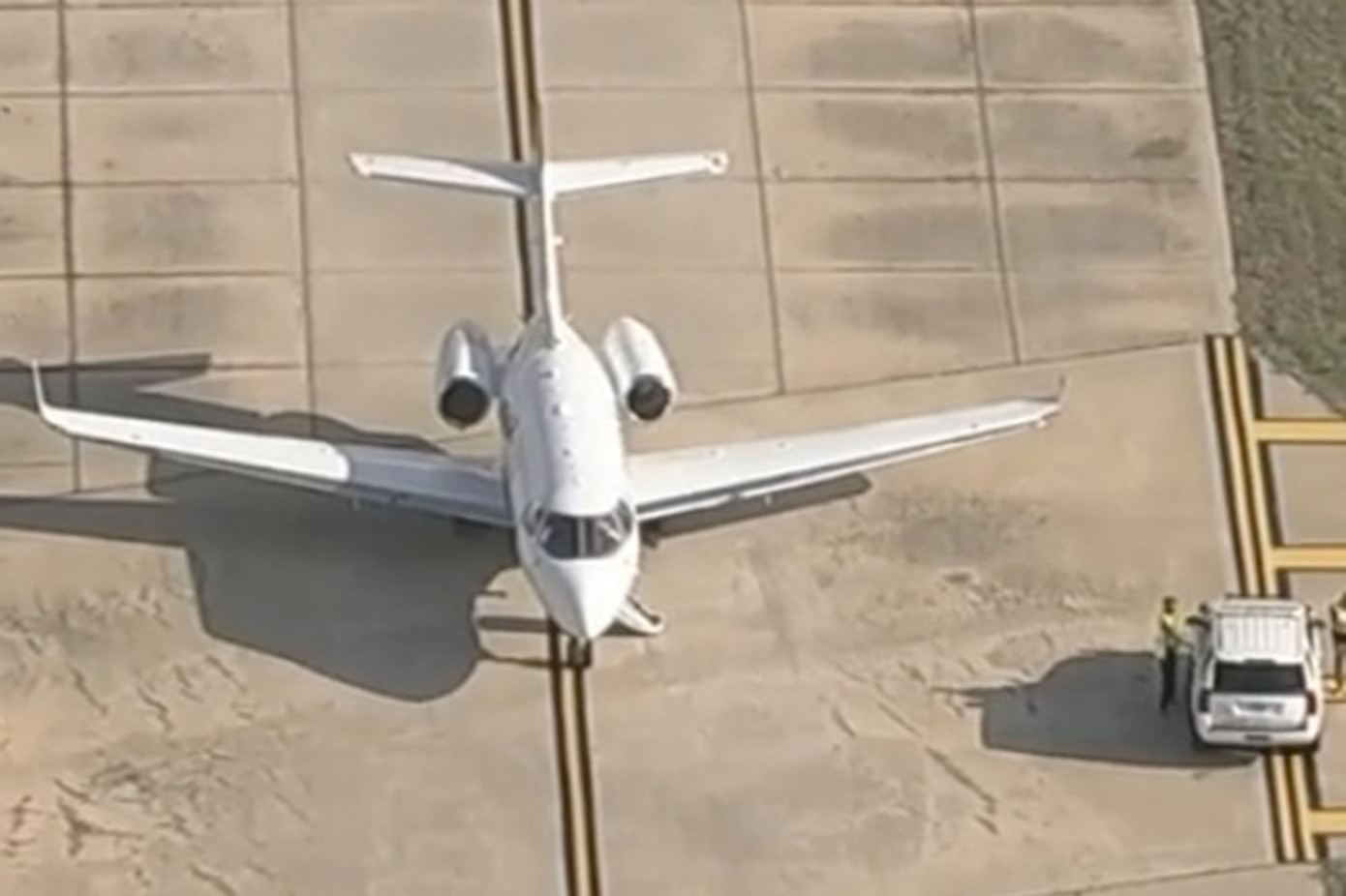 Máy bay Hawker H25B cất cánh trái phép trên đường băng. Máy bay Hawker H25B cất cánh trái phép trên đường băng.