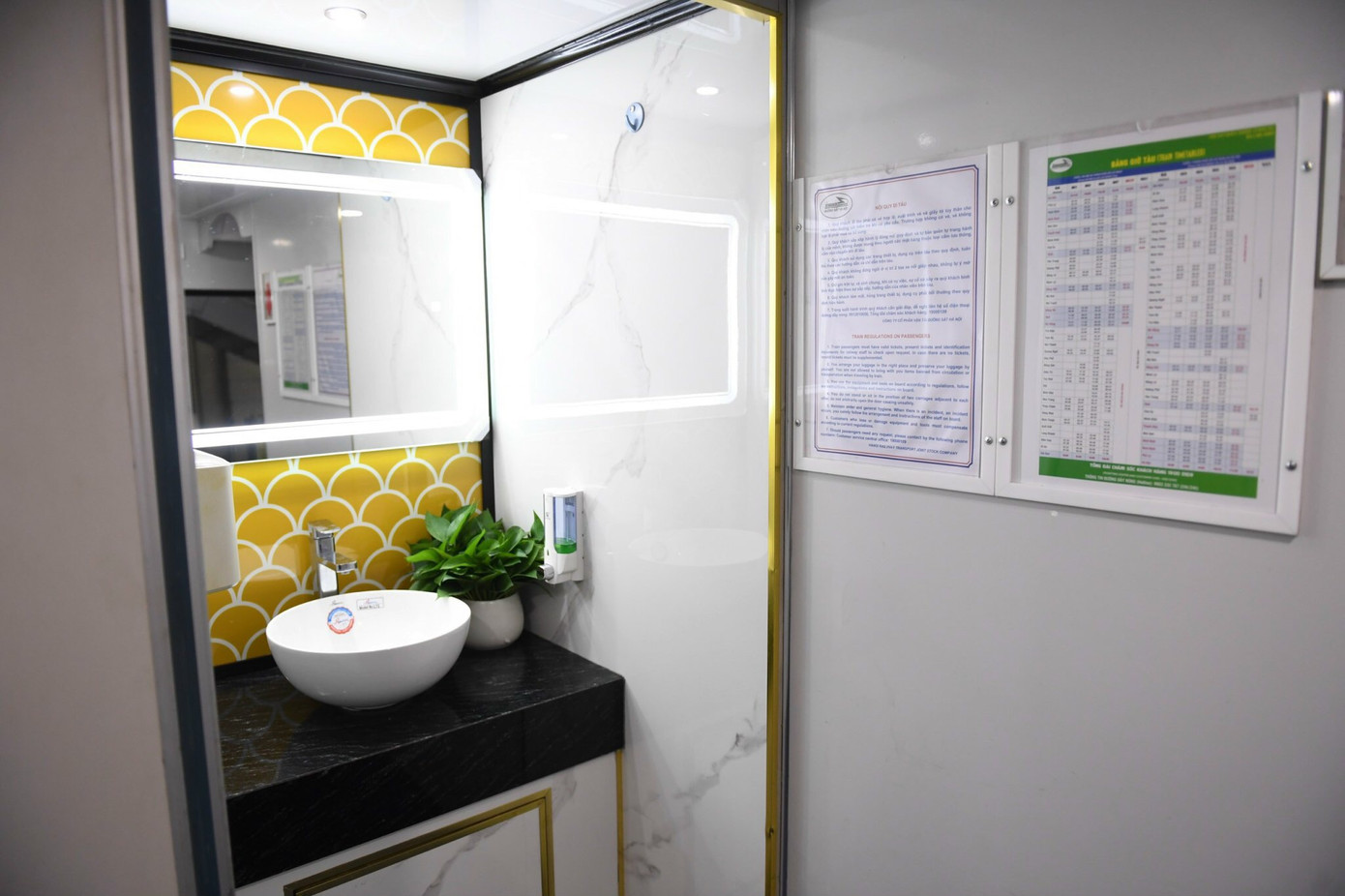 Một số chi tiết trong khoang tàu được thay đổi. Một số chi tiết trong khoang tàu được thay đổi.