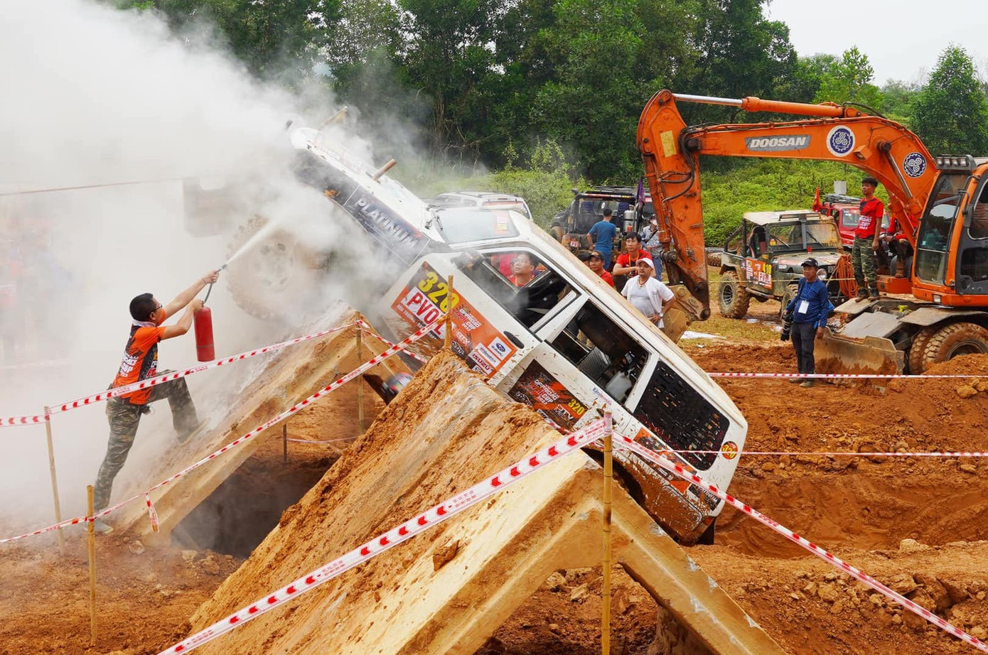 Theo hình ảnh ghi nhận từ ban tổ chức, đã có những sự cố khi vận động viên gắng sức vượt qua khối bê tông chắc chắn.