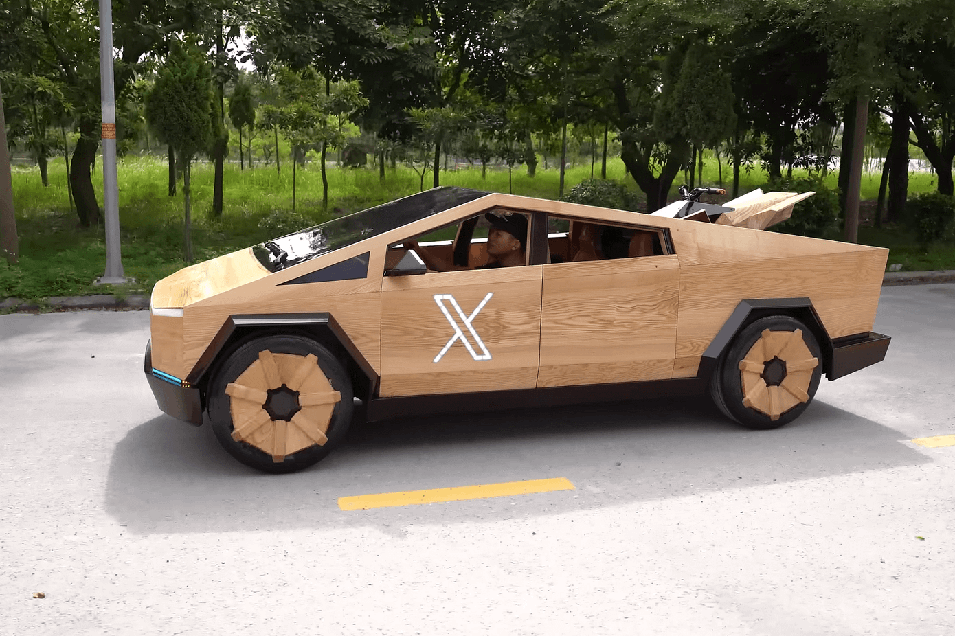Tesla Cybertruck bằng gỗ do anh Trương Văn Đạo chế tạo.
