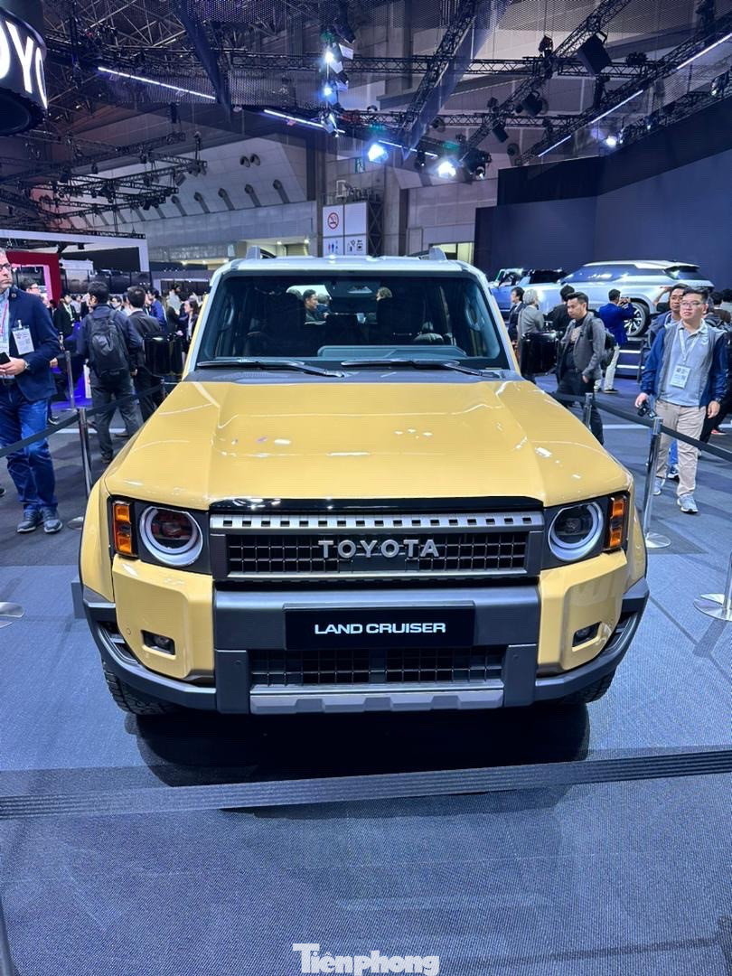 Bên cạnh những mẫu xe tương lai, thương hiệu Nhật Bản vẫn giữ những nét đặc trưng, mang tính huyền thoại của hãng khi ra mắt mẫu Toyota Land Cruiser thế hệ mới. Bên cạnh những mẫu xe tương lai, thương hiệu Nhật Bản vẫn giữ những nét đặc trưng, mang tính huyền thoại của hãng khi ra mắt mẫu Toyota Land Cruiser thế hệ mới.