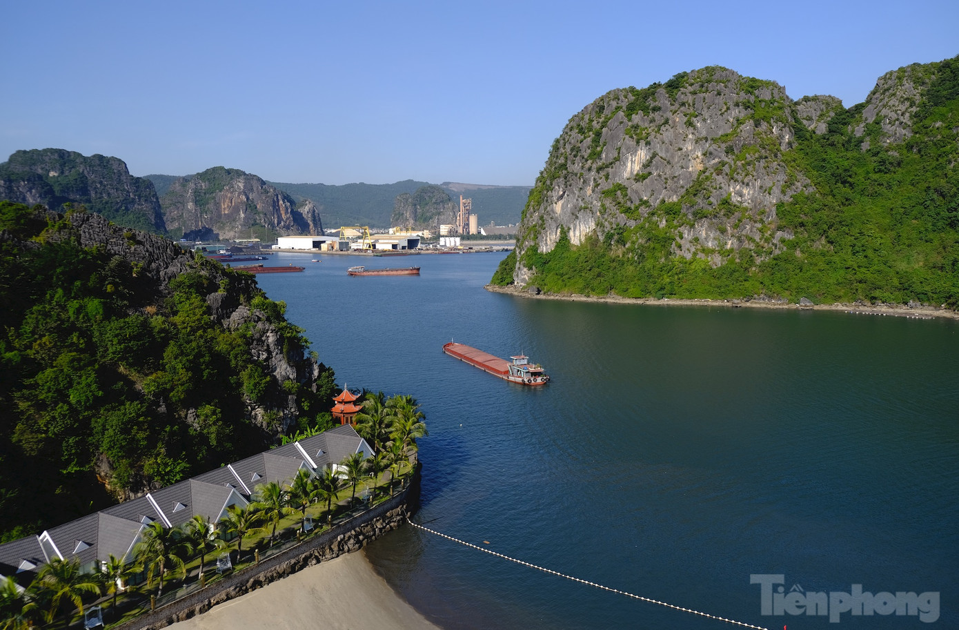 Một cảng biển tại Cẩm Phả, Quảng Ninh nằm ngay bên cạnh bãi tắm Lương Ngọc (Ảnh: Trần Đình).