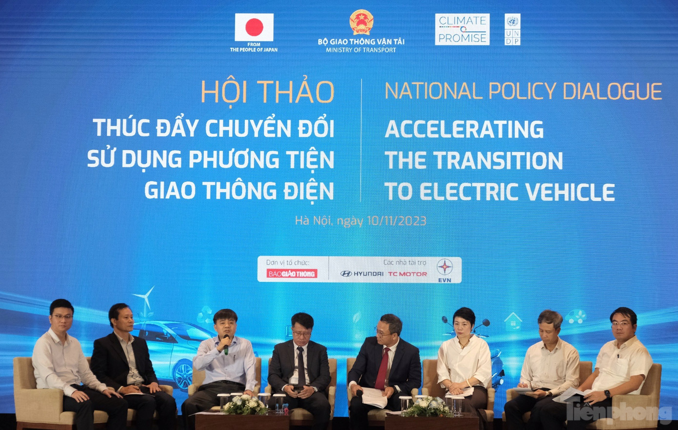 Nhiều chuyên gia dự báo sự phát triển của trạm sạc sẽ tỉ lệ thuận với sức hấp của xe điện. Nhiều chuyên gia dự báo sự phát triển của trạm sạc sẽ tỉ lệ thuận với sức hấp của xe điện.