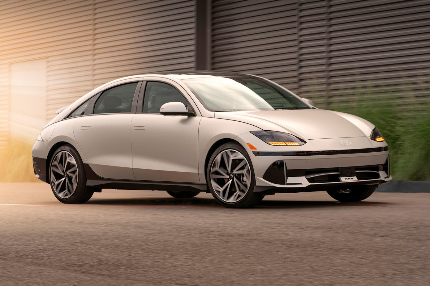 Hyundai Ioniq 6 phiên bản động cơ đơn là xe điện có tốc độ sạc nhanh nhất. Hyundai Ioniq 6 phiên bản động cơ đơn là xe điện có tốc độ sạc nhanh nhất.