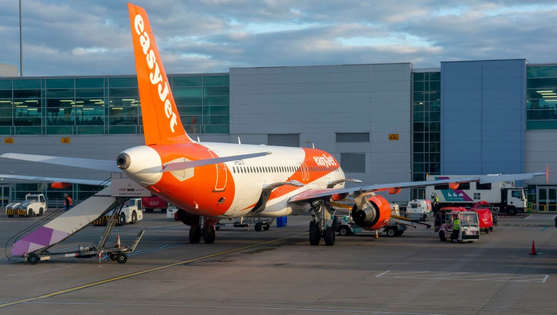 Gần 150 chuyến bay bị hủy khi sân bay Luton tạm dừng hoạt động. Gần 150 chuyến bay bị hủy khi sân bay Luton tạm dừng hoạt động.