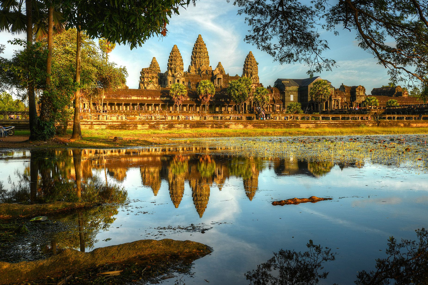 Khu cố đô Angkor thu hút nhiều khách du lịch quốc tế.