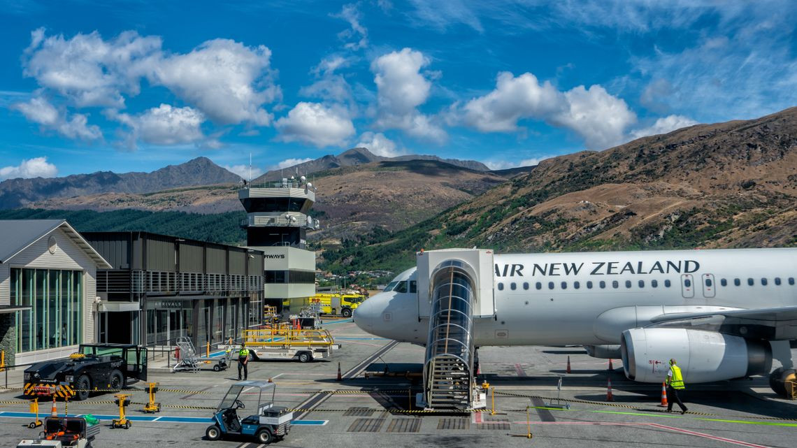 Sân bay Queenstown phải đóng cửa vì mối lo nổ bom.