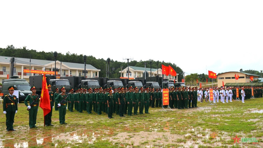 Cán bộ, chiến sĩ Lữ đoàn Tác chiến điện tử 96 tại buổi lễ công bố Quyết định thành lập lữ đoàn. Cán bộ, chiến sĩ Lữ đoàn Tác chiến điện tử 96 tại buổi lễ công bố Quyết định thành lập lữ đoàn.