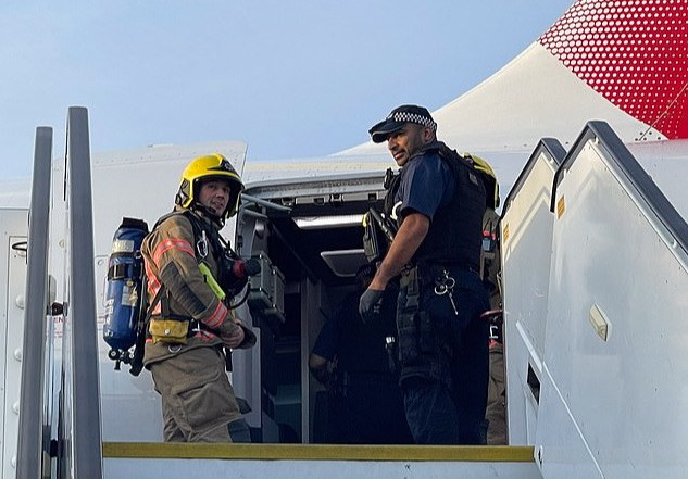 Đội cứu hỏa London cho biết không phát hiện thấy nồng độ hóa chất cao nào bên trong máy bay.