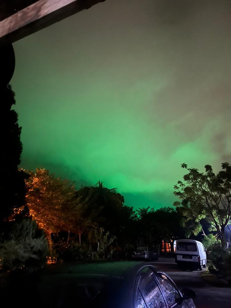 Hình ảnh sắc trời xanh lục được ghi nhận bởi một du khách.