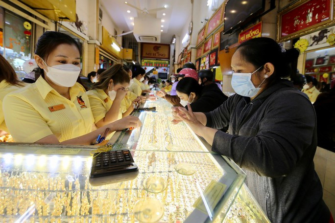 Nhiều người lo lắng quy định mới về quản lý vàng đã bán vàng ra những ngày qua.
