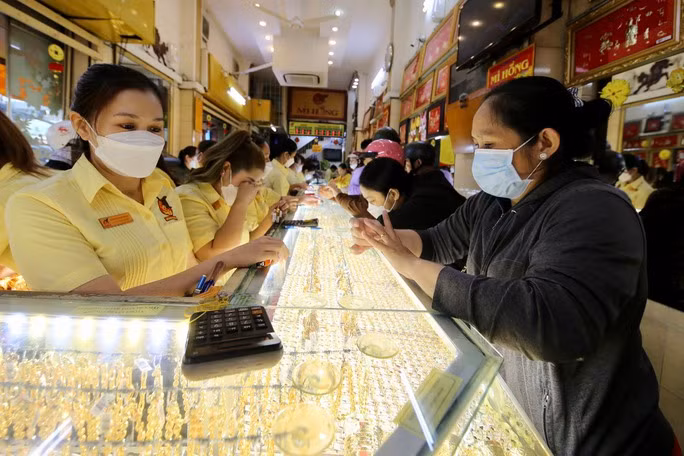 Nhiều người lo lắng quy định mới về quản lý vàng đã bán vàng ra những ngày qua.