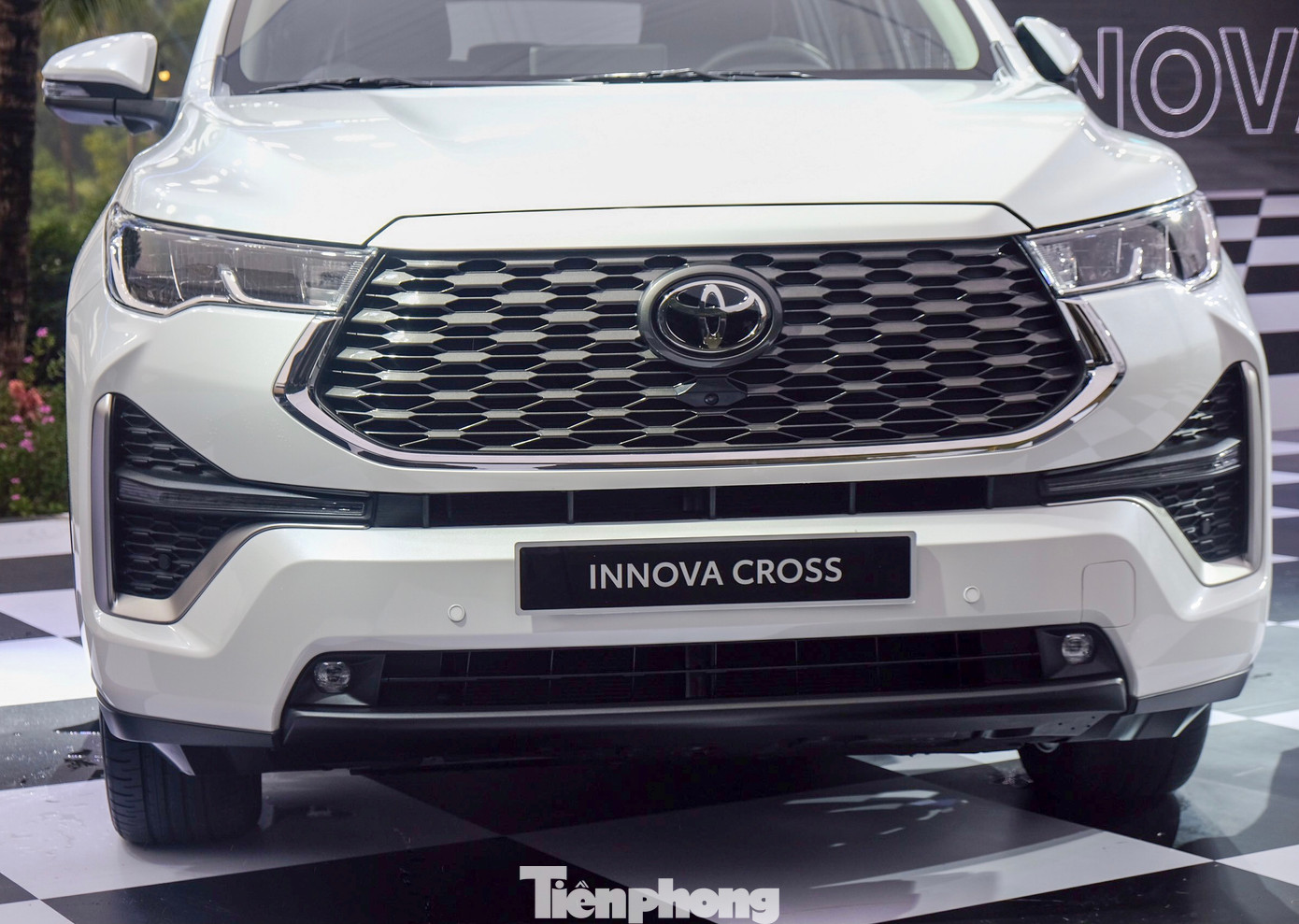 Vẻ thể thao của Innova Cross thế hệ mới. Vẻ thể thao của Innova Cross thế hệ mới.