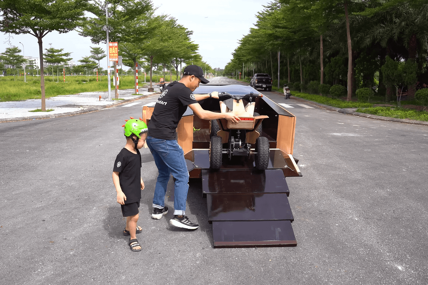 Anh Trương Văn Đạo còn chế thêm một chiếc ATV giống với thương hiệu xe điện Mỹ.