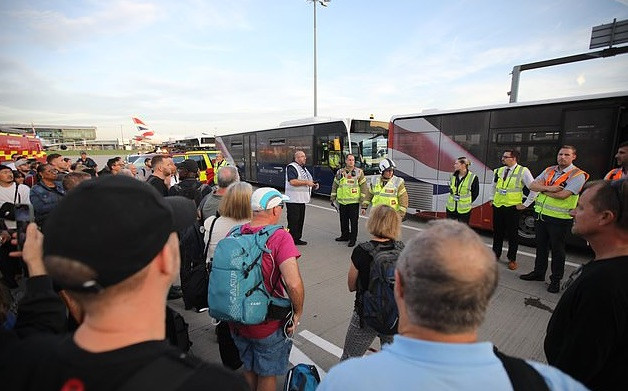 Cảnh sát tập trung tại nhà ga số 5 của sân bay London Heathrow.