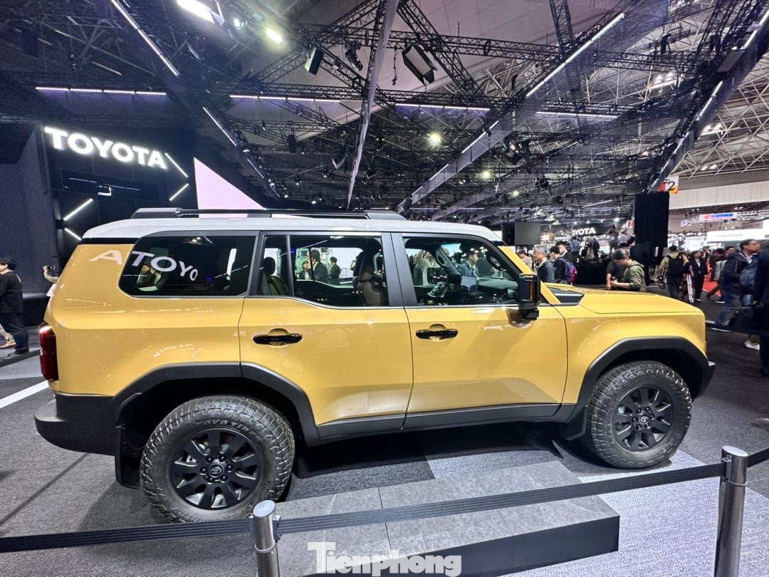 Với thiết kế độc đáo dựa trên những truyền thống của thương hiệu, Toyota Land Cruiser đang rất thu hút sự quan tâm của cộng đồng đam mê tại triển lãm Japan Mobility Show 2023 mới diễn ra tại Nhật Bản. Với thiết kế độc đáo dựa trên những truyền thống của thương hiệu, Toyota Land Cruiser đang rất thu hút sự quan tâm của cộng đồng đam mê tại triển lãm Japan Mobility Show 2023 mới diễn ra tại Nhật Bản.