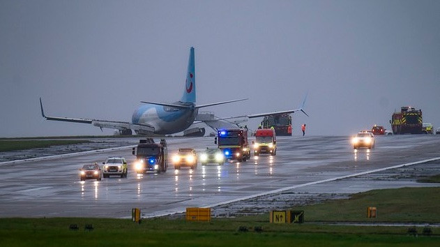 Các phương tiện hỗ trợ cứu hộ tiếp cận máy bay để sơ tán hành khách.