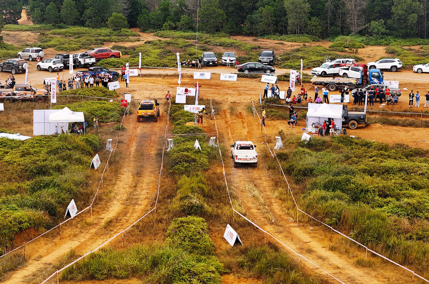 Ở giải đấu năm nay, khán giả rất thích thú với những đường đua đôi giữa 2 mẫu bán tải hoặc SUV.