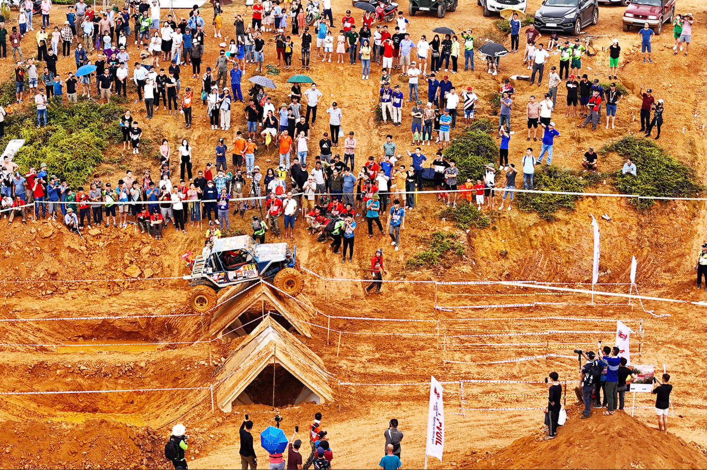 Một điểm mới ở giải đấu năm nay nằm ở đường đua số 6, khi các khối bê tông chướng ngại vật nằm ngay bên cạnh rãnh bùn, khiến các vận động viên trở nên vất vả hơn.