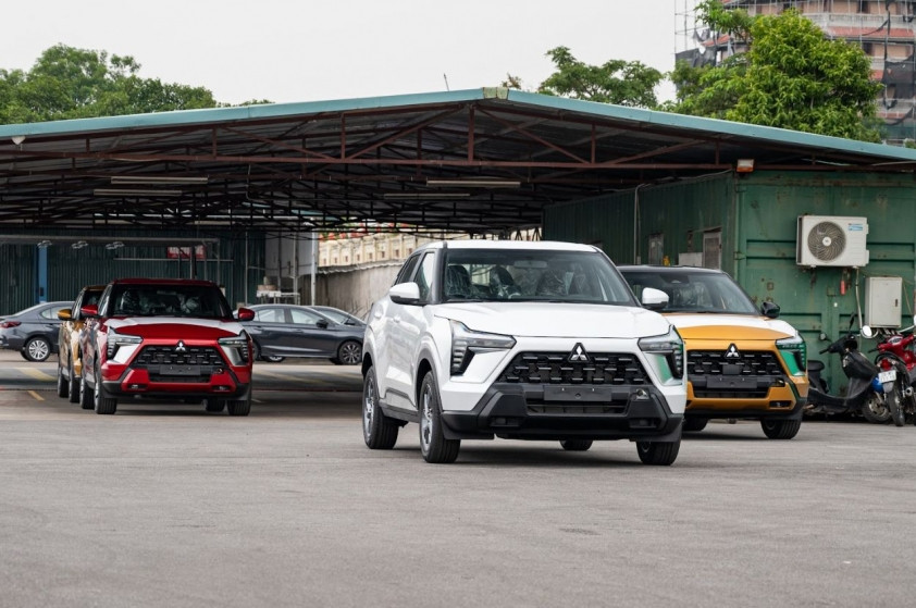 Chiếc xe màu trắng nhiều khả năng là phiên bản tiêu chuẩn.