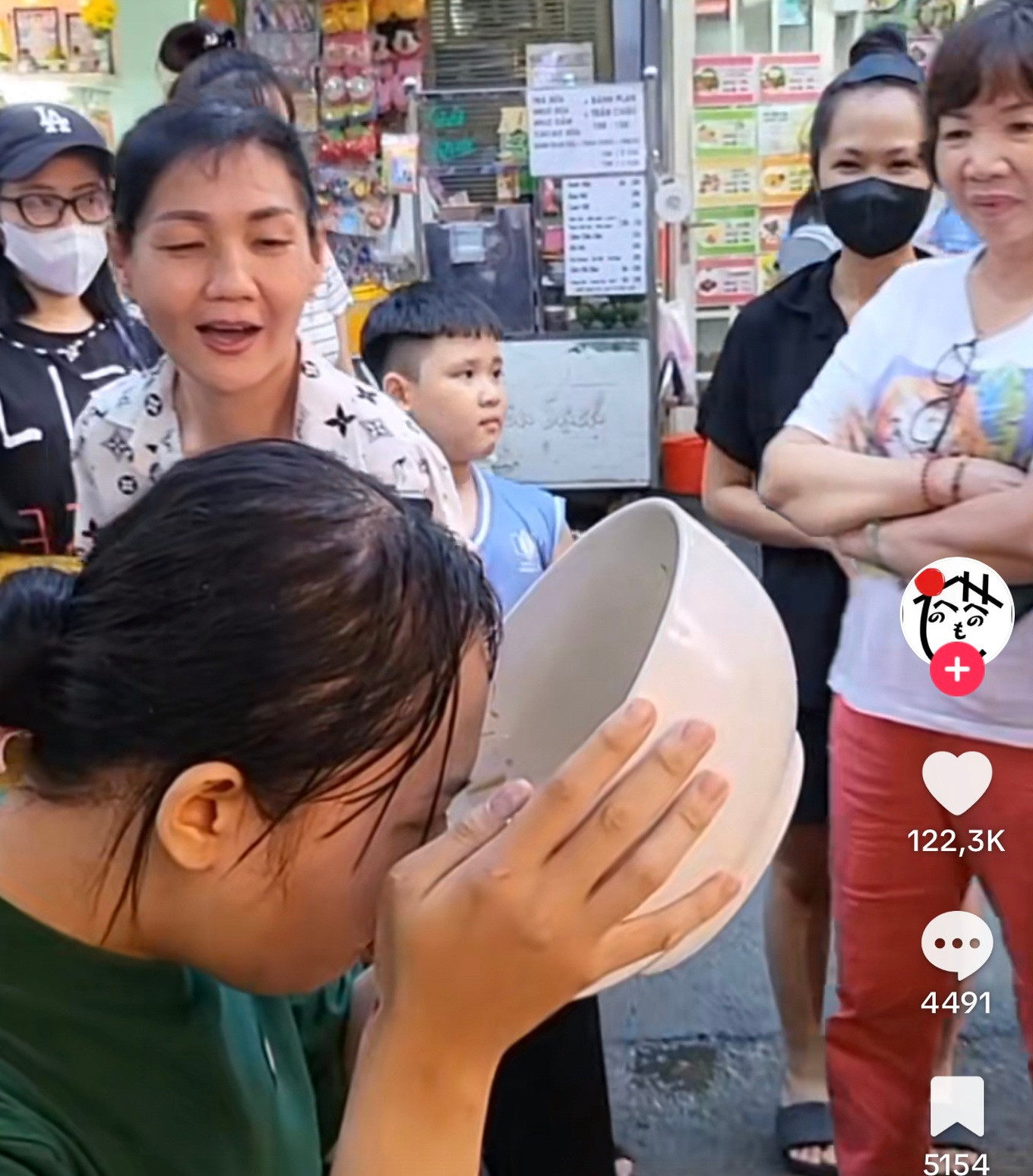 Hình ảnh cô gái ăn tô bún khổng lồ gây sốt cộng đồng mạng (Ảnh chụp màn hình). Hình ảnh cô gái ăn tô bún khổng lồ gây sốt cộng đồng mạng (Ảnh chụp màn hình).