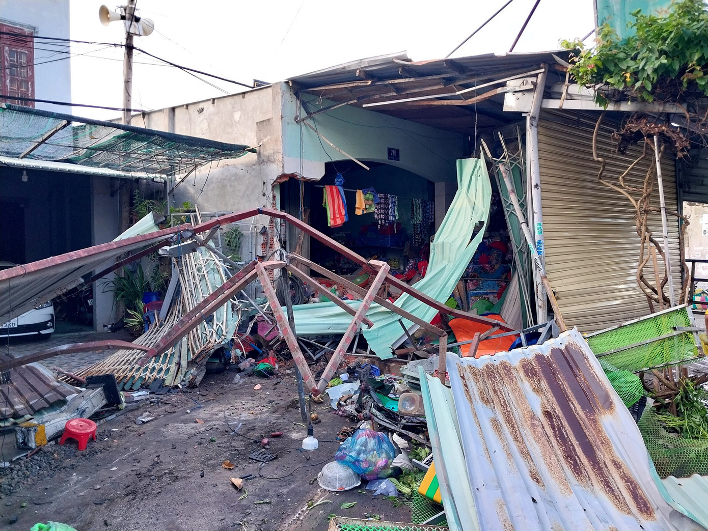 Bên hông căn nhà bị tông thủng.