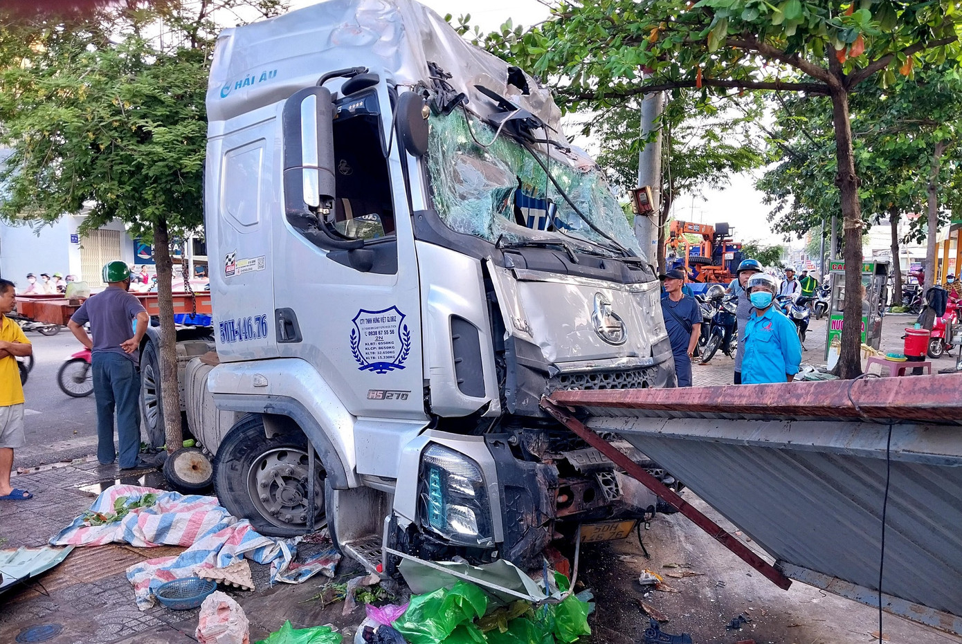 Đầu xe hư hỏng nặng.