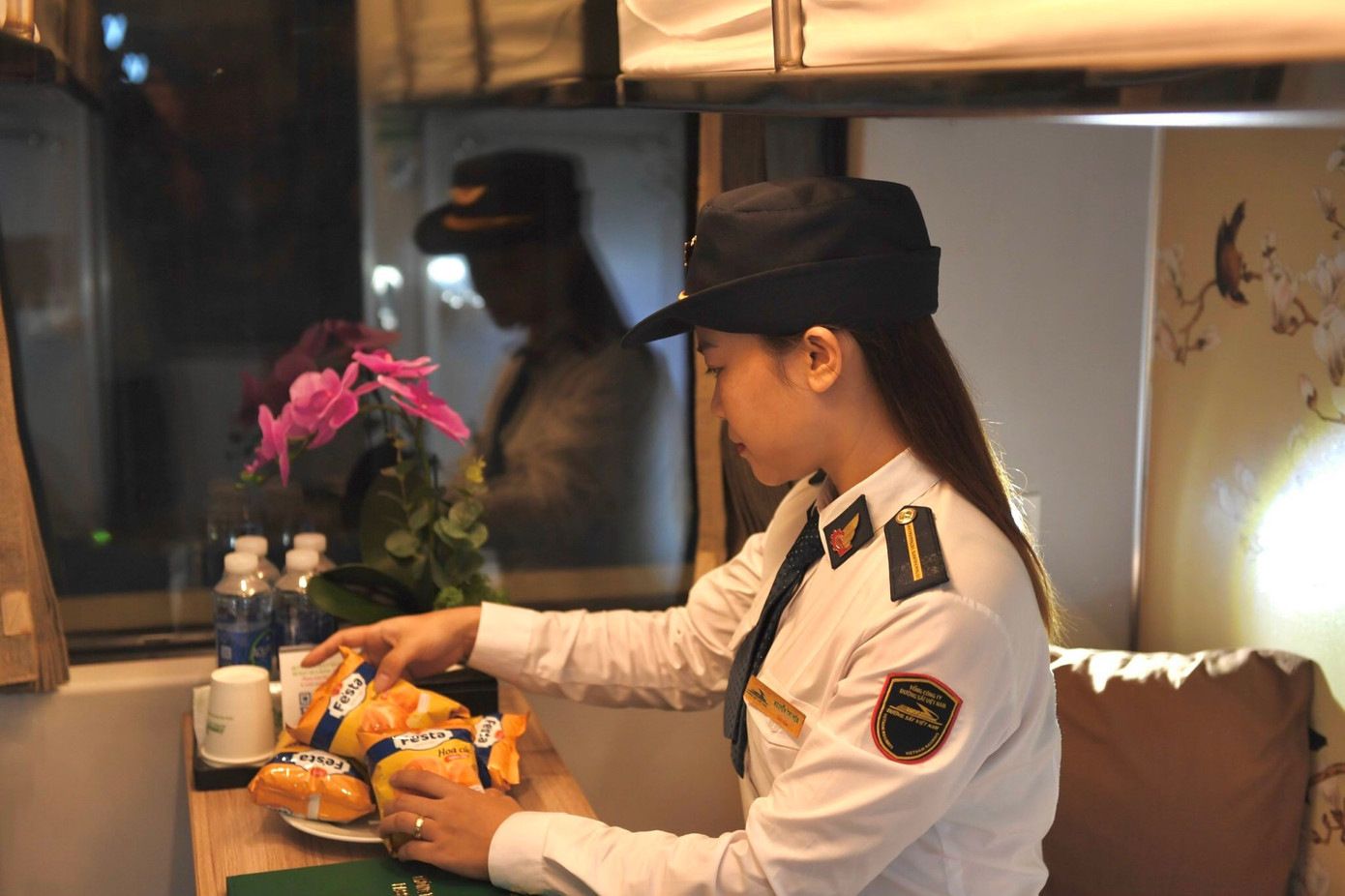 Đội ngũ phục vụ được nhận định sẽ tận tậm chăm sóc các hành khách. Đội ngũ phục vụ được nhận định sẽ tận tậm chăm sóc các hành khách.