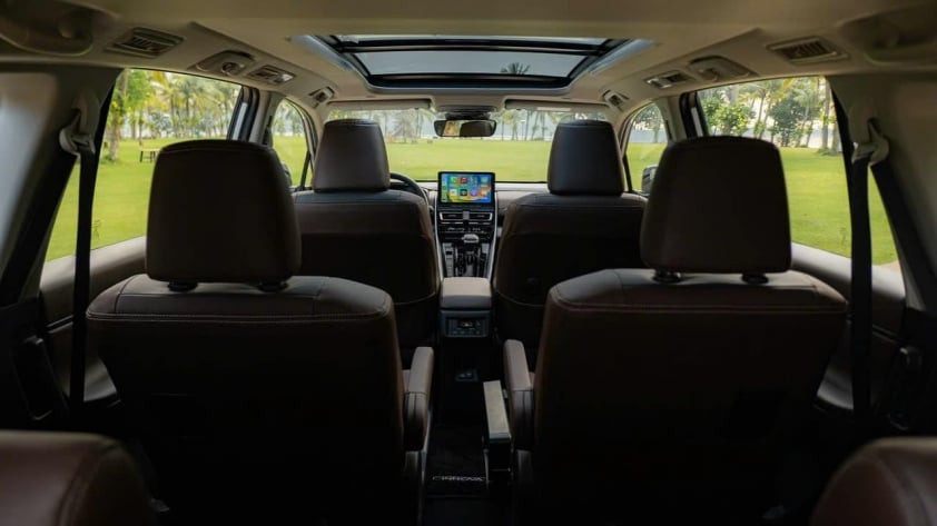 Innova Cross Hybrid có thiết kế cửa sổ trời và hàng ghế thứ hai thương gia. Innova Cross Hybrid có thiết kế cửa sổ trời và hàng ghế thứ hai thương gia.