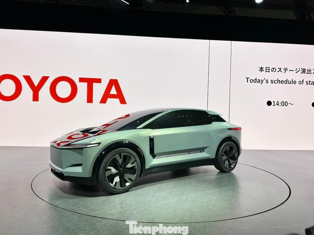 Đáng chú ý, mẫu SUV FT-3e lần đầu trình làng gây hấp dẫn bởi thiết kế mang tính tương lai, với các đường nét chi tiết hết sự hiện đại. Bên trong nội thất, điểm nổi nhất nằm ở màn hình kỹ thuật số chạy từ phía dưới thân xe tới cửa phía trên cung cấp thông tin, bao gồm dung lượng pin, nhiệt độ và chất lượng không khí bên trong nội thất. Đáng chú ý, mẫu SUV FT-3e lần đầu trình làng gây hấp dẫn bởi thiết kế mang tính tương lai, với các đường nét chi tiết hết sự hiện đại. Bên trong nội thất, điểm nổi nhất nằm ở màn hình kỹ thuật số chạy từ phía dưới thân xe tới cửa phía trên cung cấp thông tin, bao gồm dung lượng pin, nhiệt độ và chất lượng không khí bên trong nội thất.