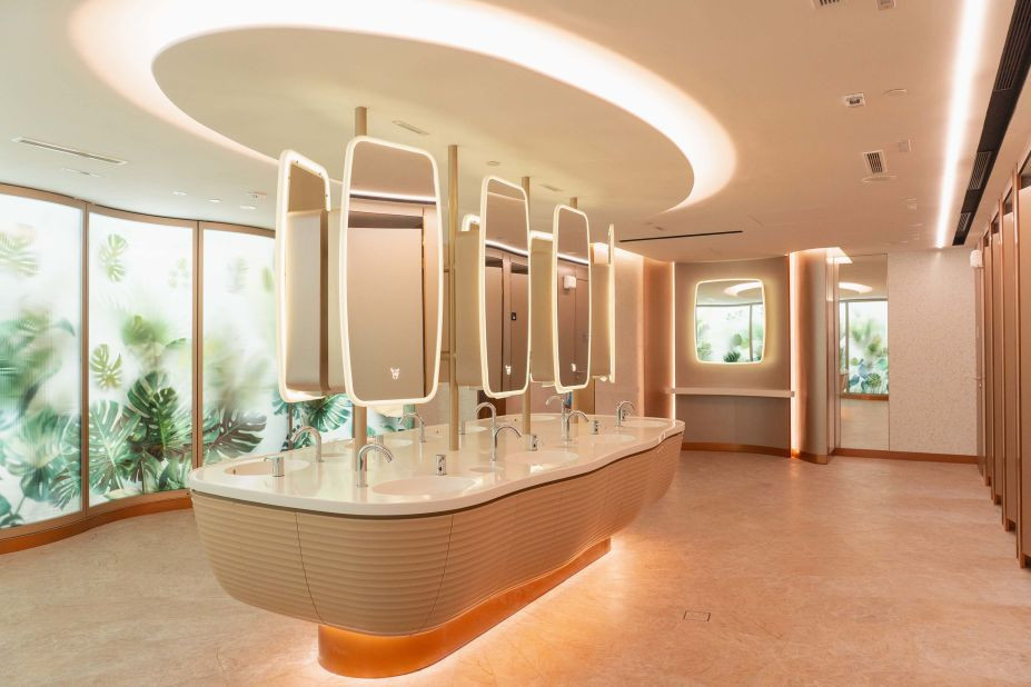 Đáng chú ý, sân bay trang bị gương thông minh mà du khách có thể sử dụng để chụp ảnh với hiệu ứng như đứng cạnh các nghệ sĩ K-pop nổi tiếng.