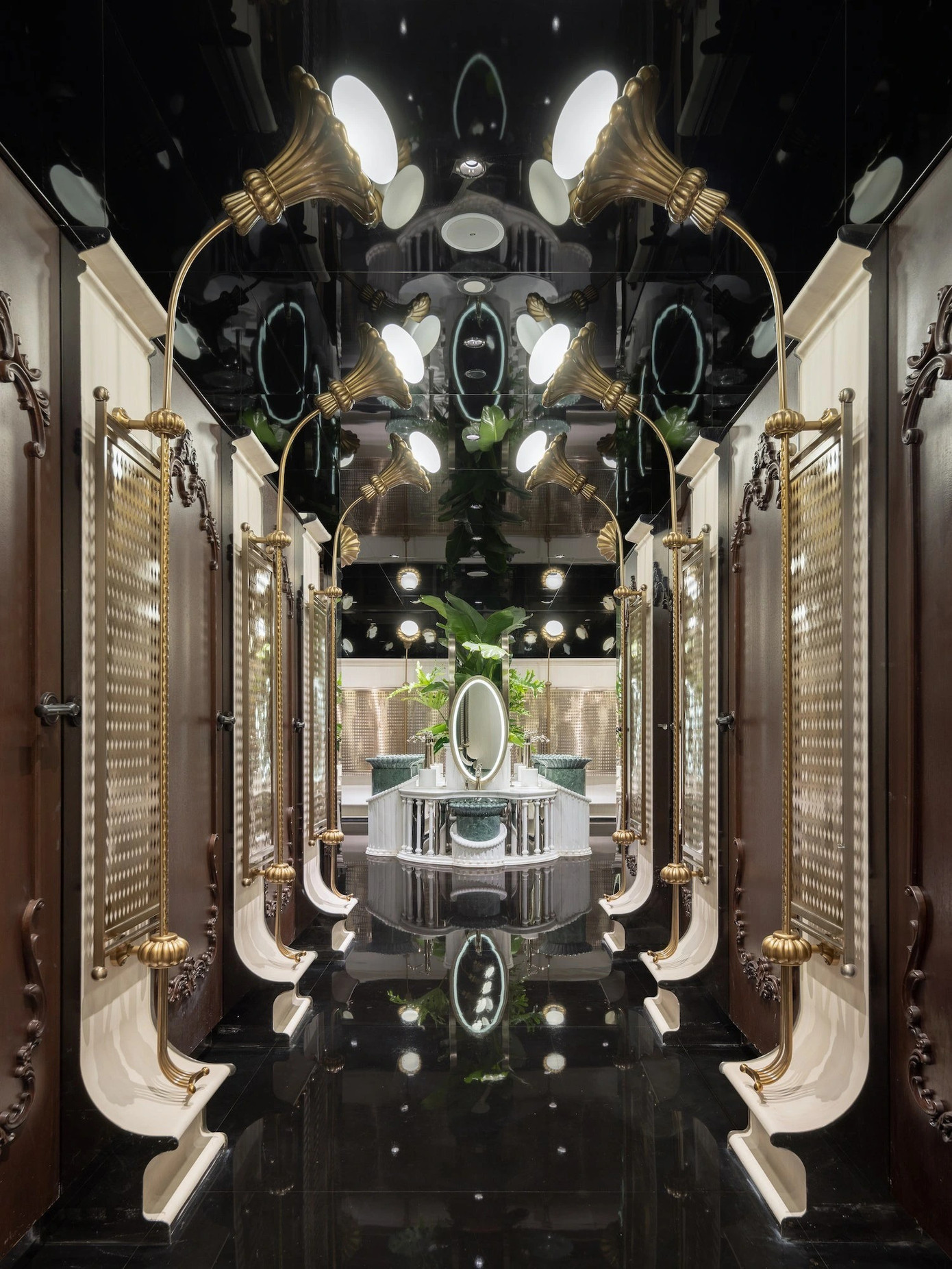 Nhà vệ sinh sang trọng thể hiện sự quan tâm, chăm sóc tới các khách hàng.