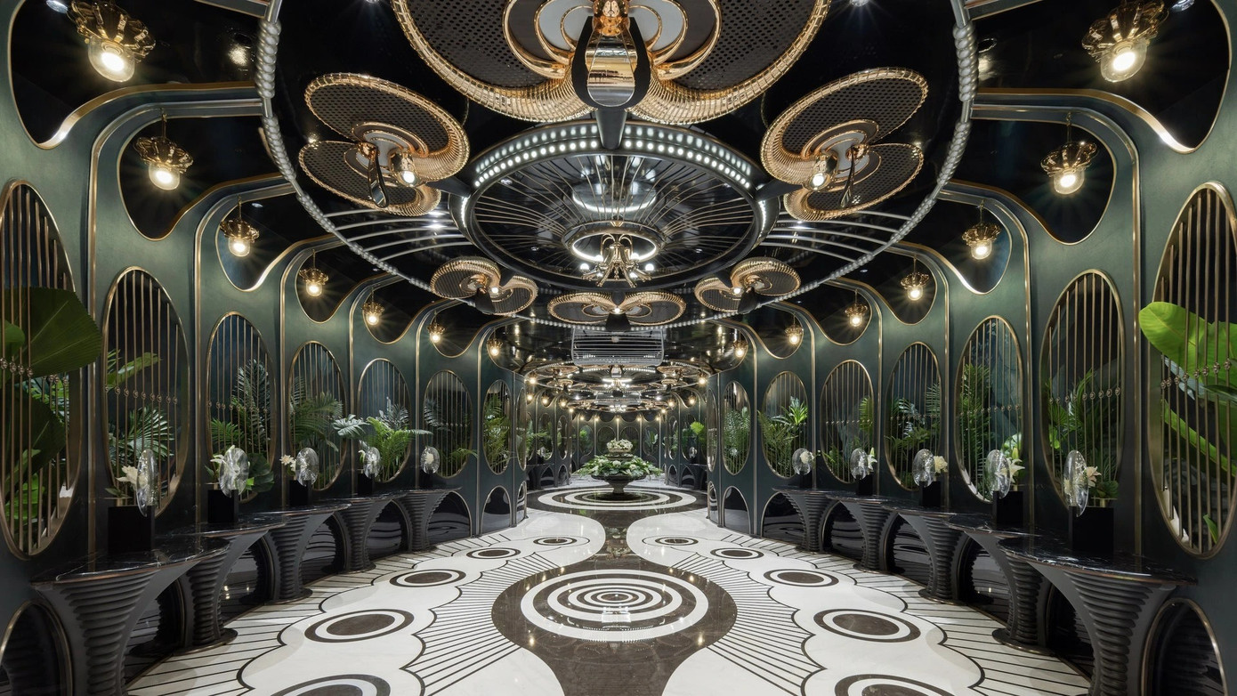 Hành lang lối vào được bao phủ bởi màu xanh tươi mát với thiết kế trần nhà lấy cảm hứng từ những chú ong.