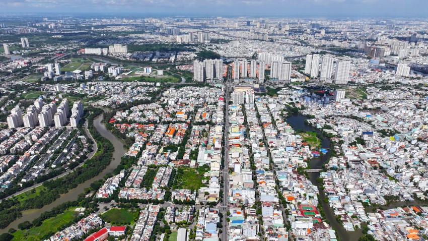 Những dự án này sử dụng vốn ngân sách TP và do đơn vị trực thuộc UBND các quận, TP Thủ Đức làm chủ đầu tư. Thời gian ủy quyền từ ngày ký quyết định đến hết ngày 31-12-2025.