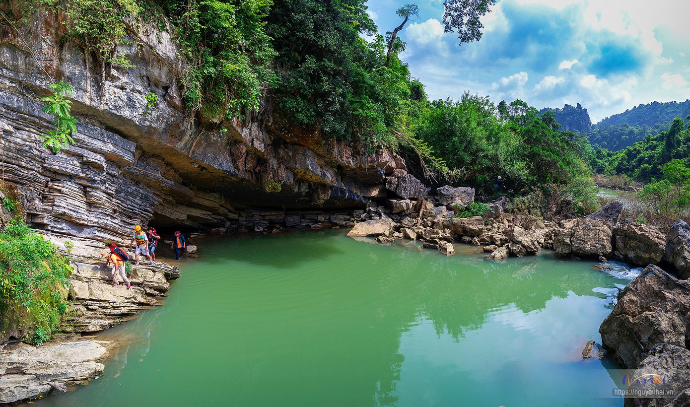 Đường vào Hang Tiên 1 gặp nhiều khó khăn (Ảnh: Nguyễn Hải).