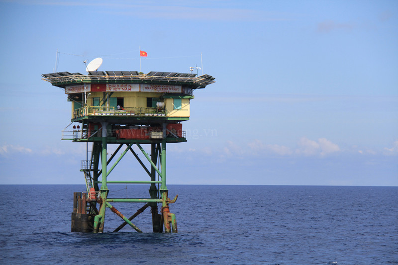 Những lá cờ Tổ quốc treo ở giữa biển khơi chỉ sau vài ngày là phải thay mới một lần. Ảnh: Trường Phong