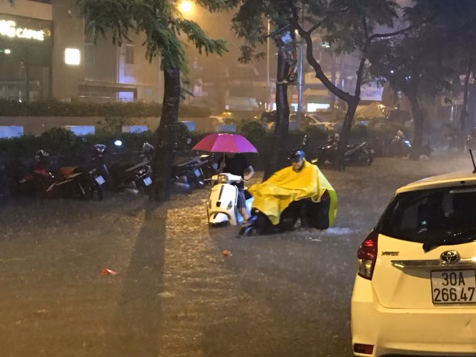 Dân chung cư hạng sang lo nơm nớp sau trận mưa trút nước ảnh 4