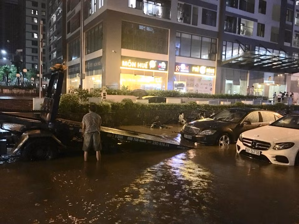Dân chung cư hạng sang lo nơm nớp sau trận mưa trút nước ảnh 5