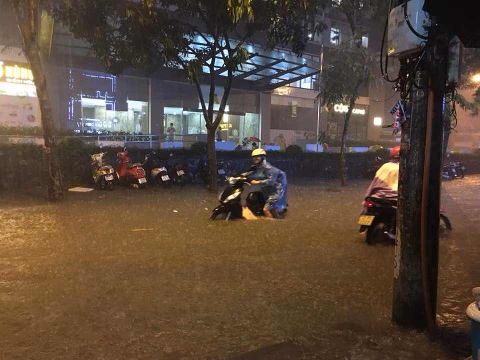 Dân chung cư hạng sang lo nơm nớp sau trận mưa trút nước ảnh 3