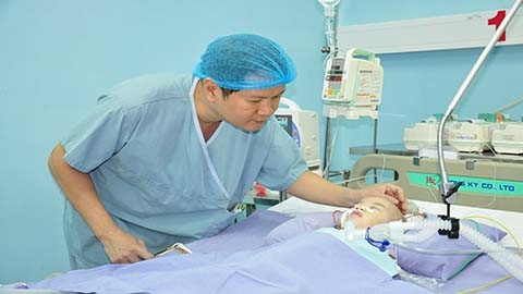 Bác sĩ trưởng ê kíp phẫu thuật kiểm tra sức khỏe các bé sau ca mổ
