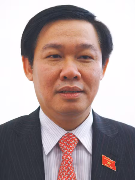 Bộ trưởng Tài chính Vương Đình Huệ (54 tuổi), quê Nghệ An, GS.TS (kinh tế), Ủy viên Trung ương Đảng