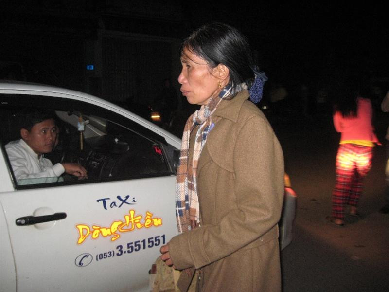 Mẹ của kẻ bắt cóc có mặt hiện trường để yêu cầu con trai buông súng,quy hàng, nhưng bất thành. Ảnh : Ngọc Văn Mẹ của kẻ bắt cóc có mặt hiện trường để yêu cầu con trai buông súng,quy hàng, nhưng bất thành. Ảnh : Ngọc Văn