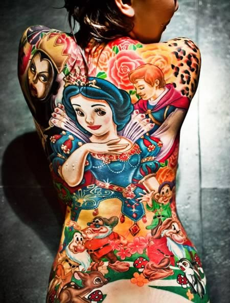 Cô Annfaye Kao, 27 tuổi đến từ Đài Loan hâm mộ phim hoạt hình Bạch Tuyết và bảy chú lùn đến nỗi đã xăm toàn bộ nhân vật hoạt hình lên lưng mình