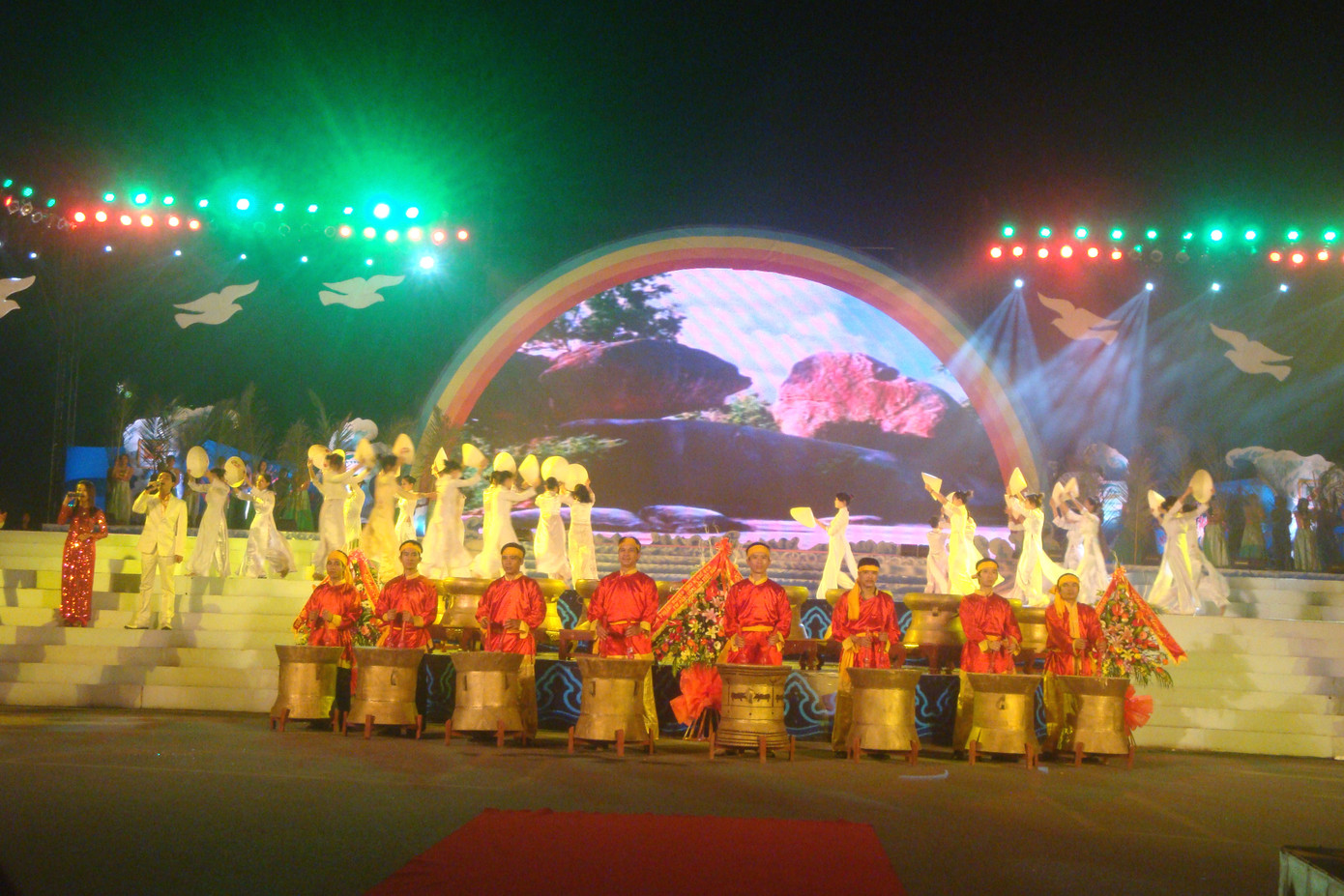 Một số tiết mục văn nghệ đặc sắc tại lễ khai mạc “Tuần Văn hóa- du lịch Sầm Sơn 2011”.Ảnh: Hoàng Lam.