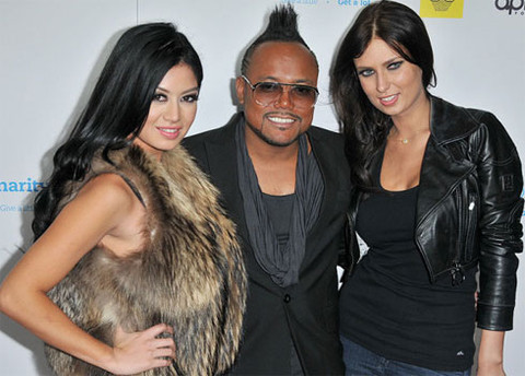 Kim Lee (trái), Kat Nova (phải) và ca sĩ Apl de Ap, người hướng dẫn hai cô trở thành DJ. Kim Lee (trái), Kat Nova (phải) và ca sĩ Apl de Ap, người hướng dẫn hai cô trở thành DJ