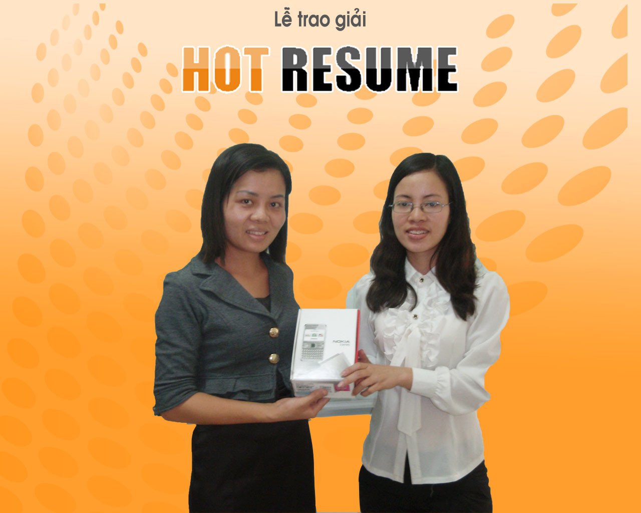 Chị Hoàng Thị Thúy – Trưởng văn phòng đại diện Kiemviec.com tại Hà Nội đang trao giải tuần cho ứng viên