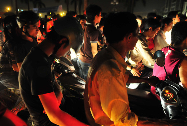 Hàng chục người ngất vì chen xem pháo hoa ảnh 3