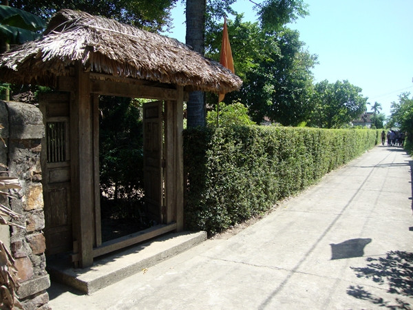 Nằm ở làng An Xá (xã Lộc Thủy, huyện Lệ Thủy, tỉnh Quảng Bình), ngôi nhà nơi vị tướng lỗi lạc Võ Nguyên Giáp sinh ra và lớn lên, qua bao nhiêu năm vẫn được gìn giữ, bảo tồn gần như nguyên vẹn.​Cổng vào ngôi nhà của Đại tướng luôn mang đến cho khách tham quan cảm giác nhẹ nhàng, mộc mạc và gần gũi