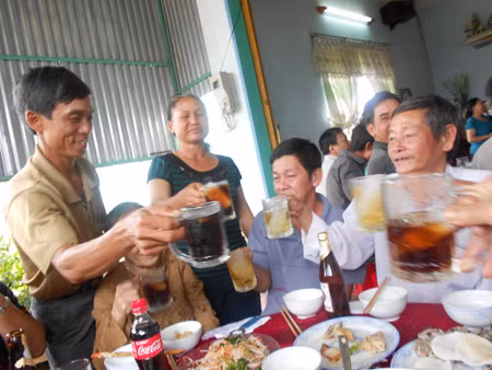 Hạnh phúc của ông Sướng khi được đoàn tụ với người thân. Hạnh phúc của ông Sướng khi được đoàn tụ với người thân